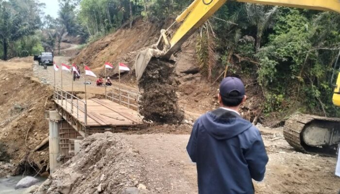 Hujan Deras Putus Akses Jalan, Pemkab Humbahas Tanggap Cepat