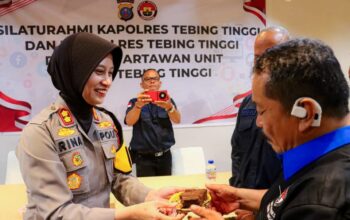 HPN Ke-80, Kapolres Tebingtinggi Beri Kejutan Kue Untuk Wartawan