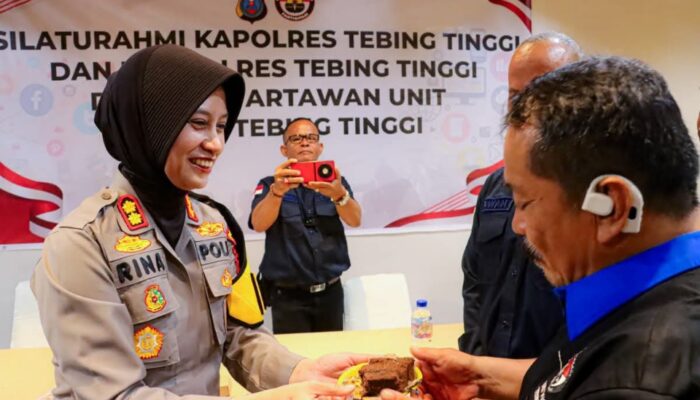 HPN Ke-80, Kapolres Tebingtinggi Beri Kejutan Kue Untuk Wartawan