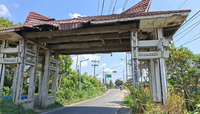 Pemkab Simalungun Bongkar Gapura Perbatasan Siantar-Saribudolok Atasi Macet
