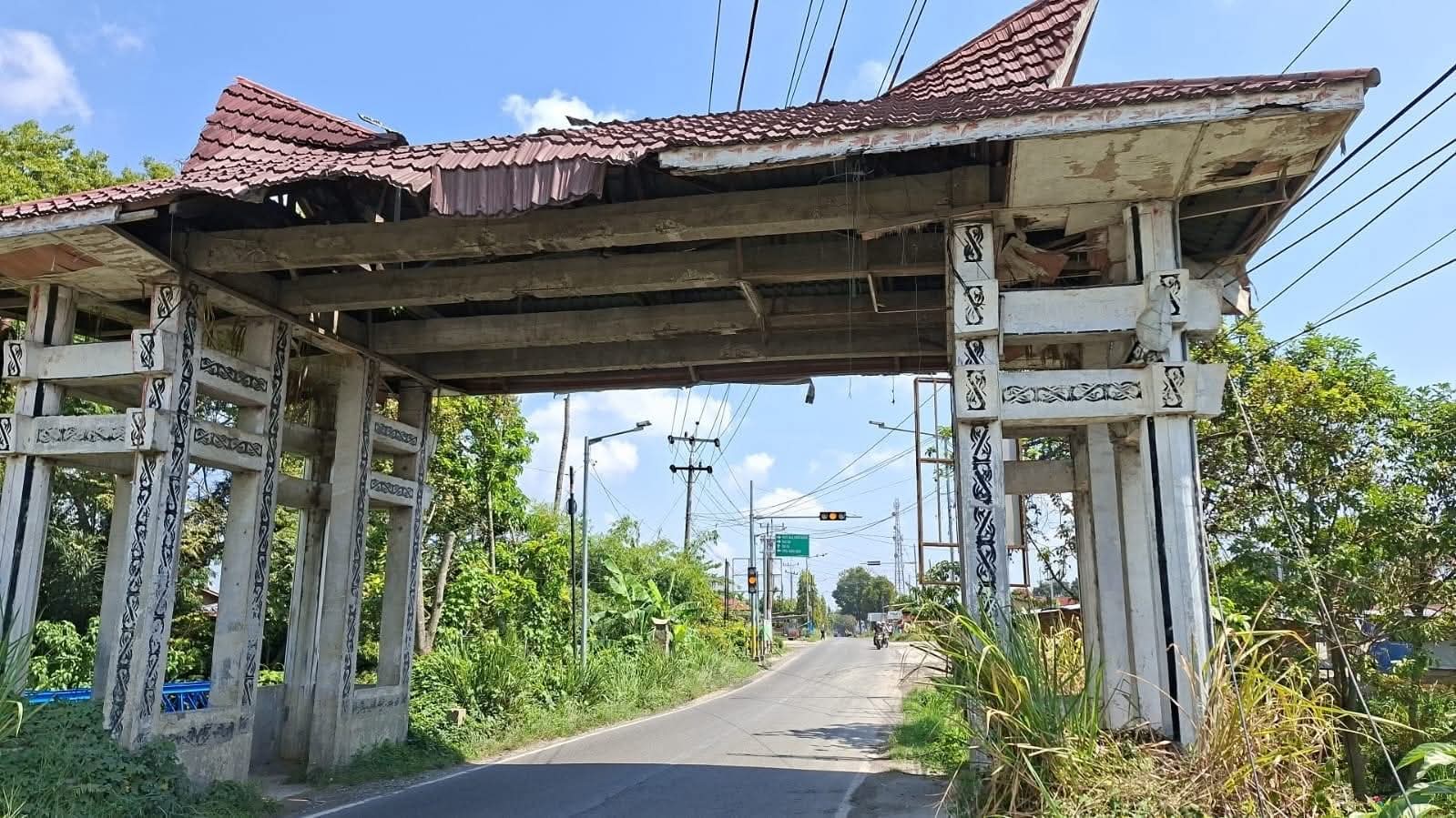 Pemkab Simalungun Bongkar Gapura Perbatasan Siantar-Saribudolok Atasi Macet
