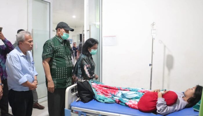 Bupati Dairi Kunjungi Siswa Korban MBG