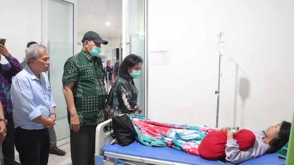 Bupati Dairi Kunjungi Siswa Korban MBG