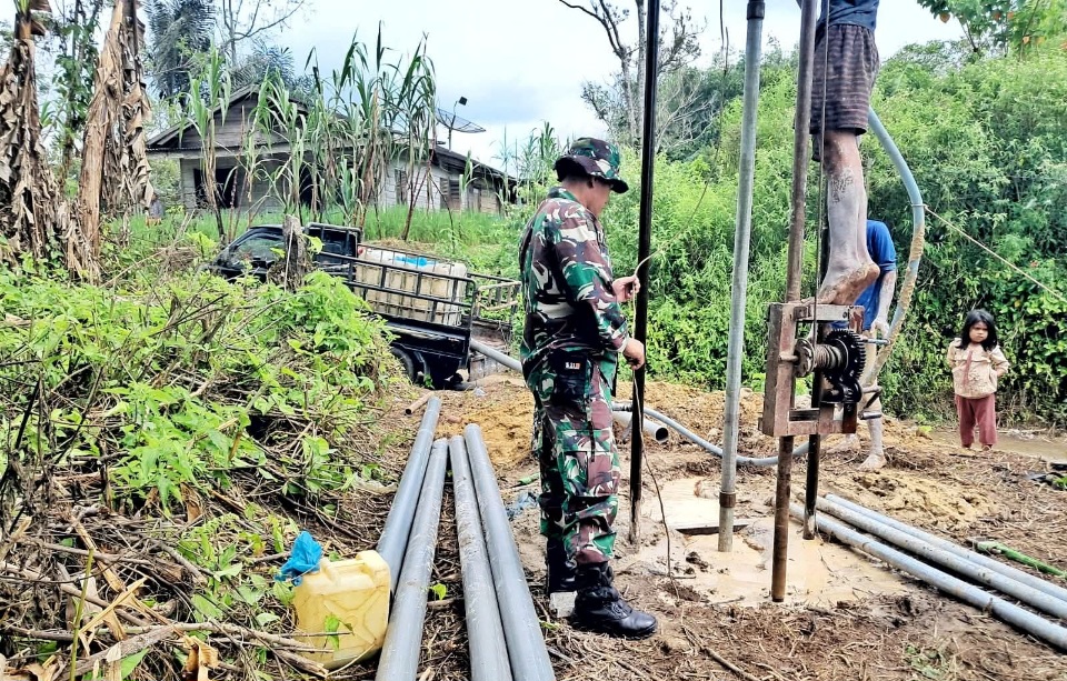 Satgas TMMD Dan Warga Nagori Dame Raya Bangun Sumur Bor Di Simalungun