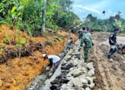 Satgas TMMD dan Warga Bangun Drainase Di Nagori Bahapal