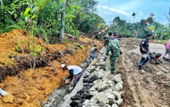 Satgas TMMD dan Warga Bangun Drainase Di Nagori Bahapal