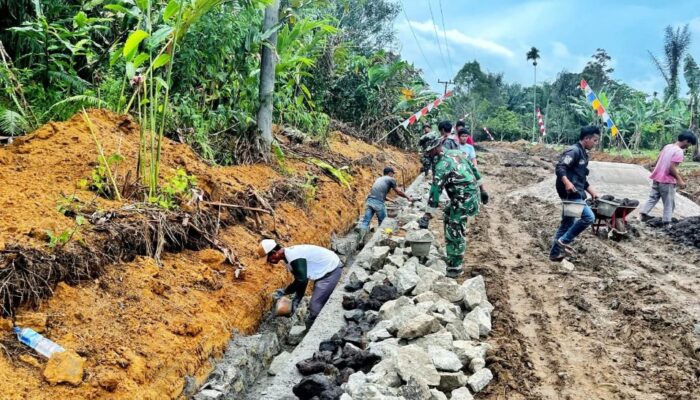 Satgas TMMD dan Warga Bangun Drainase Di Nagori Bahapal