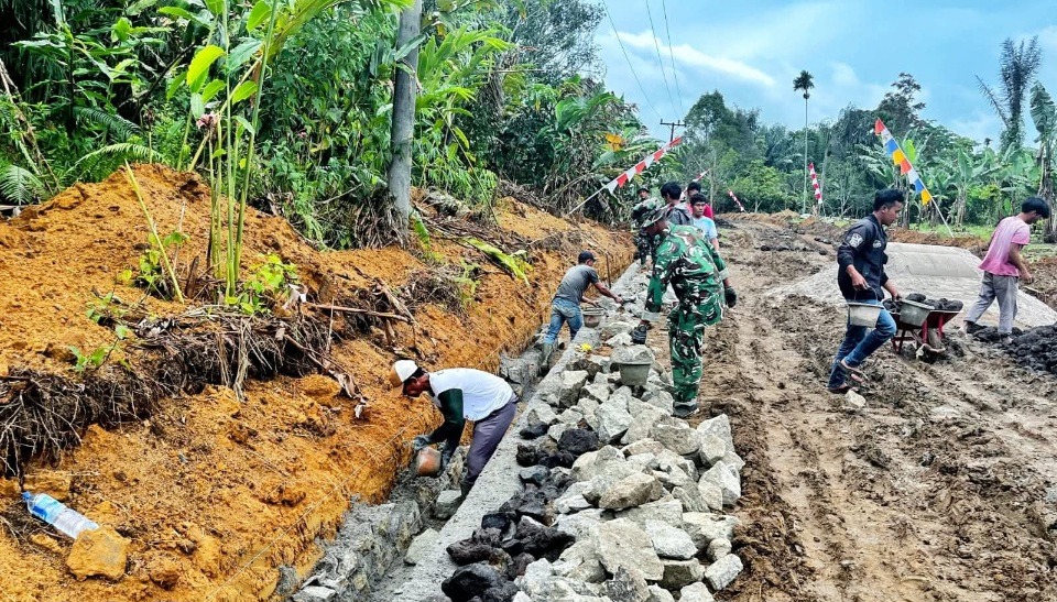 Satgas TMMD dan Warga Bangun Drainase Di Nagori Bahapal