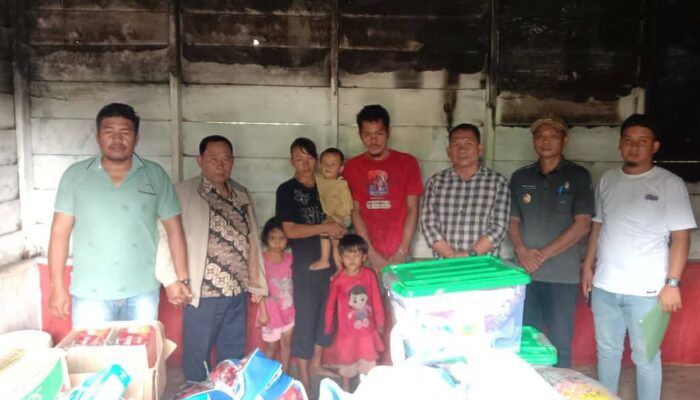 Pemkab Humbahas Berikan Bantuan Korban Kebakaran Di Parlilitan