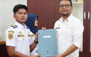 Bupati Labusel Serahkan SK CPNS STTD, Tegaskan Disiplin Sejak Hari Pertama