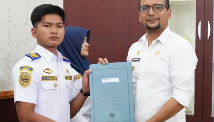 Bupati Labusel Serahkan SK CPNS STTD, Tegaskan Disiplin Sejak Hari Pertama