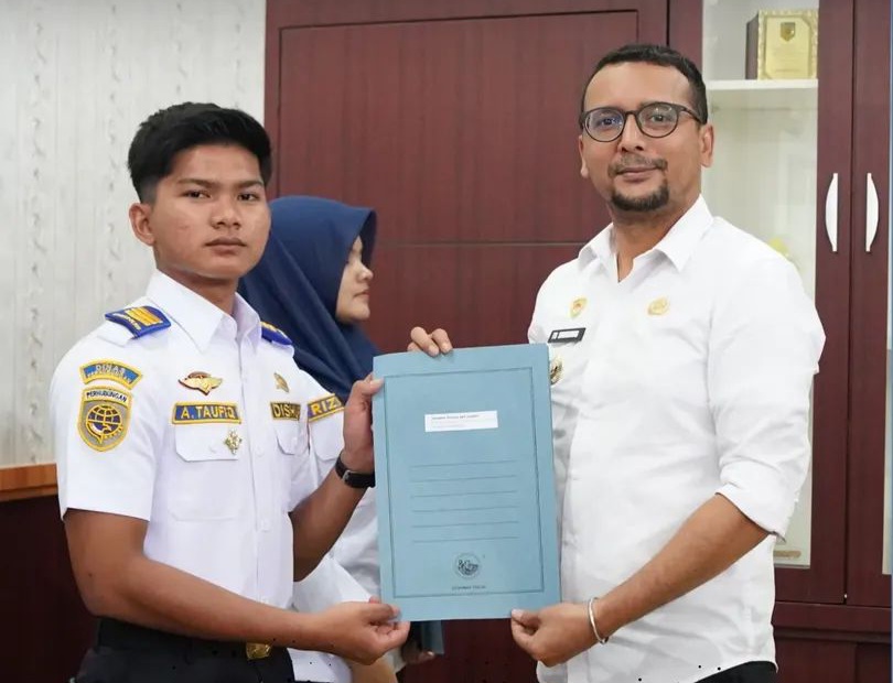 Bupati Labusel Serahkan SK CPNS STTD, Tegaskan Disiplin Sejak Hari Pertama