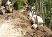 Pemkab Dairi Tangani Jalan Amblas Di Dusun Lumban Situngkir
