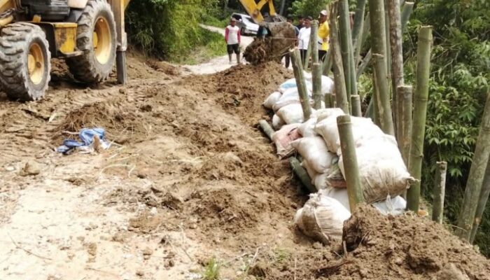 Pemkab Dairi Tangani Jalan Amblas Di Dusun Lumban Situngkir