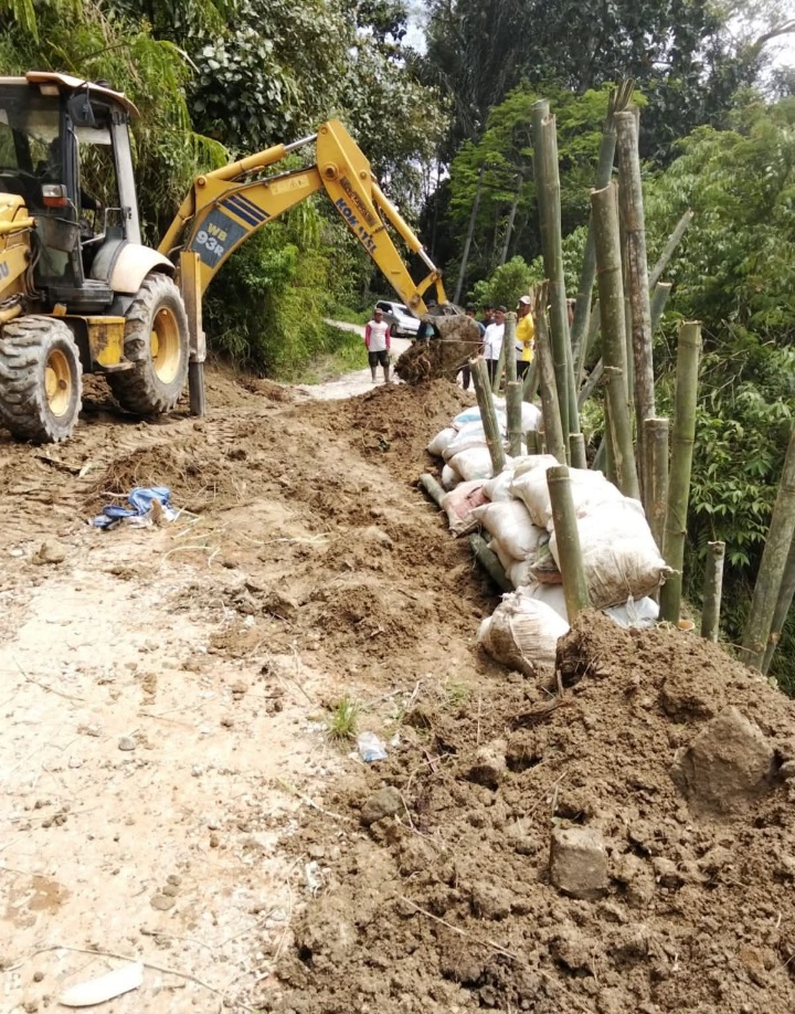 Pemkab Dairi Tangani Jalan Amblas Di Dusun Lumban Situngkir