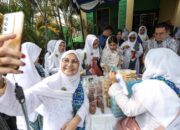 Wali Kota Wesly Dan Ny Liswati Borong Produk Warung Ramadhan BKMT