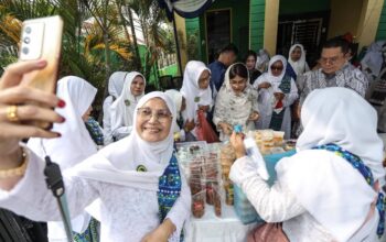 Wali Kota Wesly Dan Ny Liswati Borong Produk Warung Ramadhan BKMT