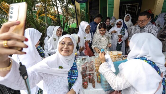 Wali Kota Wesly Dan Ny Liswati Borong Produk Warung Ramadhan BKMT