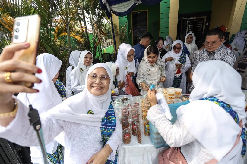 Wali Kota Wesly Dan Ny Liswati Borong Produk Warung Ramadhan BKMT