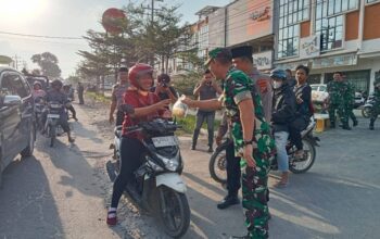 Polres Simalungun-Kodim 0207 Kompak Bagikan Takjil Ramadan