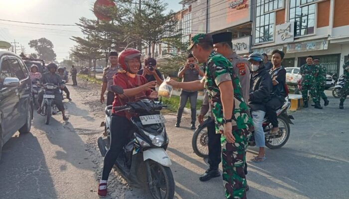 Polres Simalungun-Kodim 0207 Kompak Bagikan Takjil Ramadan