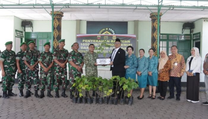 Kodim Dairi Serahkan 1.050 Bibit Kemiri Dukung Program Dairi Asri