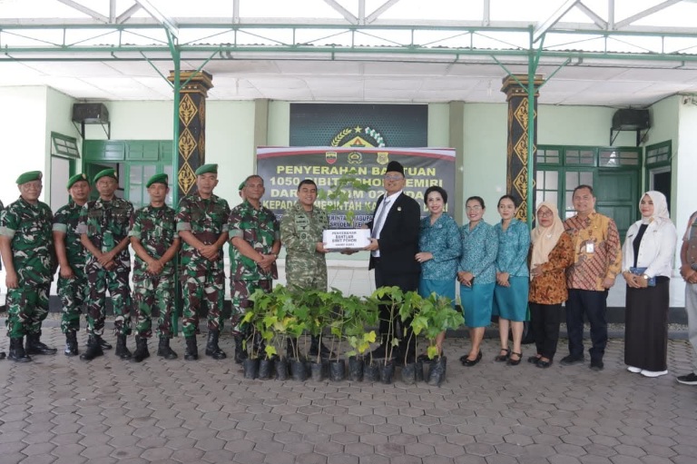 Kodim Dairi Serahkan 1.050 Bibit Kemiri Dukung Program Dairi Asri