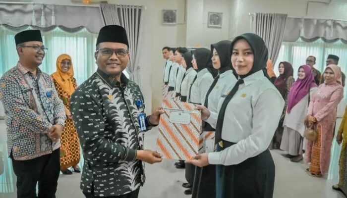 Wali Kota Padangsidimpuan Serahkan SK CPNS Kepada Alumni STTD