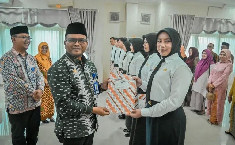 Wali Kota Padangsidimpuan Serahkan SK CPNS Kepada Alumni STTD