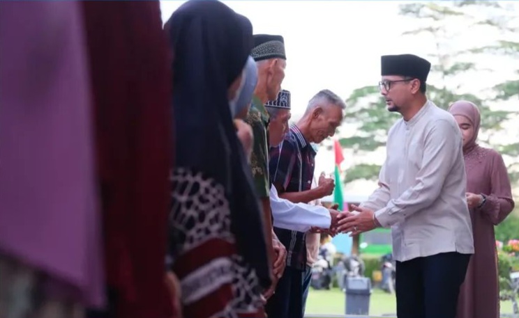 Bupati Labusel Hadiri Safari Ramadhan Di Masjid Nurul Iman PT Asam Jawa