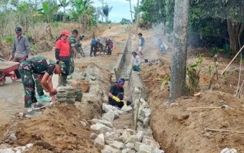Satgas TMMD Ke-127 Lanjutkan Pembuatan Drainase Di Nagori Bahapal