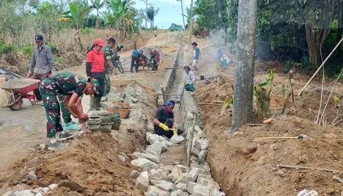 Satgas TMMD Ke-127 Lanjutkan Pembuatan Drainase Di Nagori Bahapal