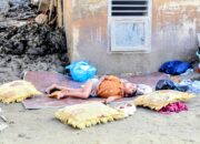 Bocah Pijay Tertidur di Atas Lumpur