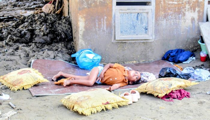 Bocah Pijay Tertidur di Atas Lumpur