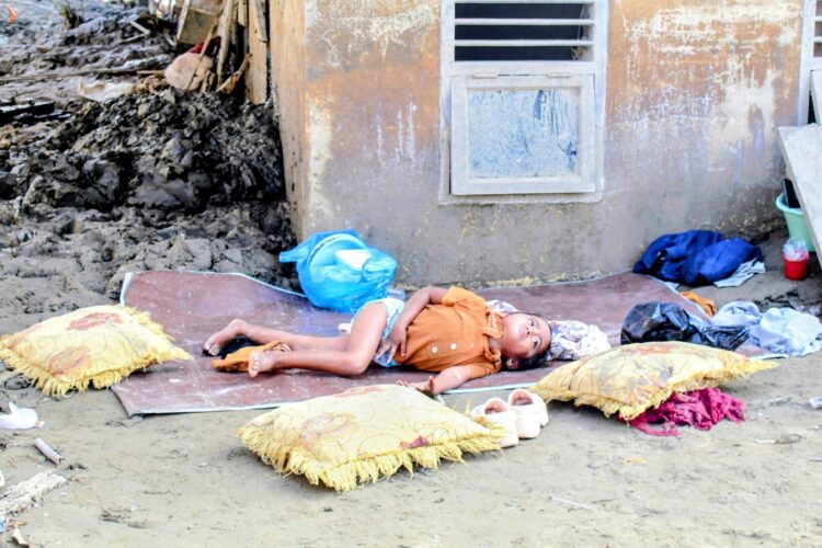 Bocah Pijay Tertidur di Atas Lumpur