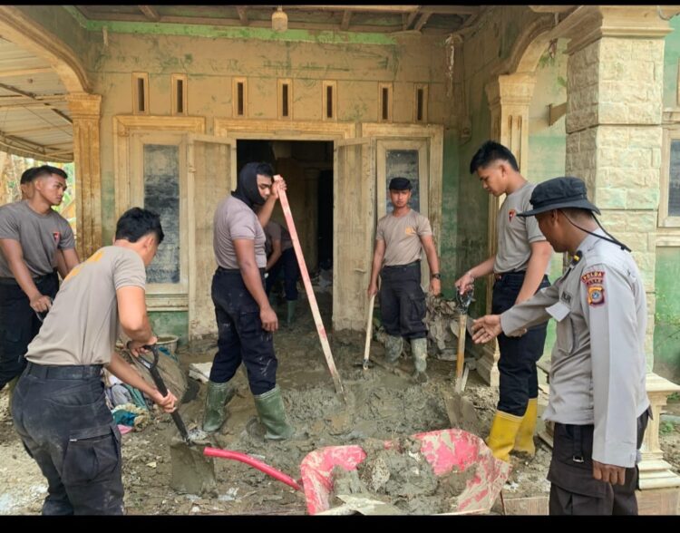 Respon Cepat Brimob Selalu Hadir di Masyarakat dalam Penanggulangan Bencana di Aceh