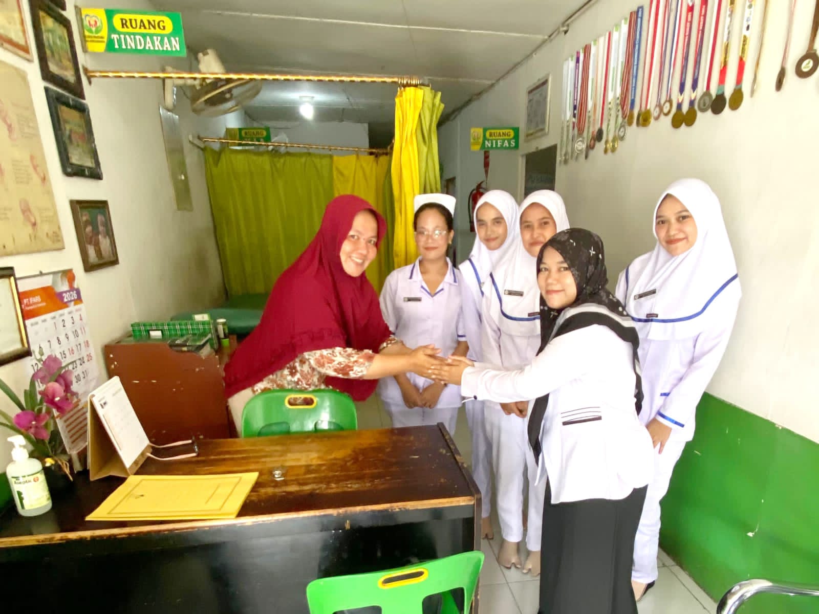 Universitas Deztron Indonesia Medan Antar Mahasiswa Kebidanan Praktik Kerja