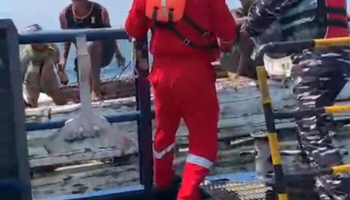 PHE WMO Berhasil Evakuasi 6 ABK KLM Sejarah Tirta Abadi yang Nyaris Tenggelam di Perairan Gresik