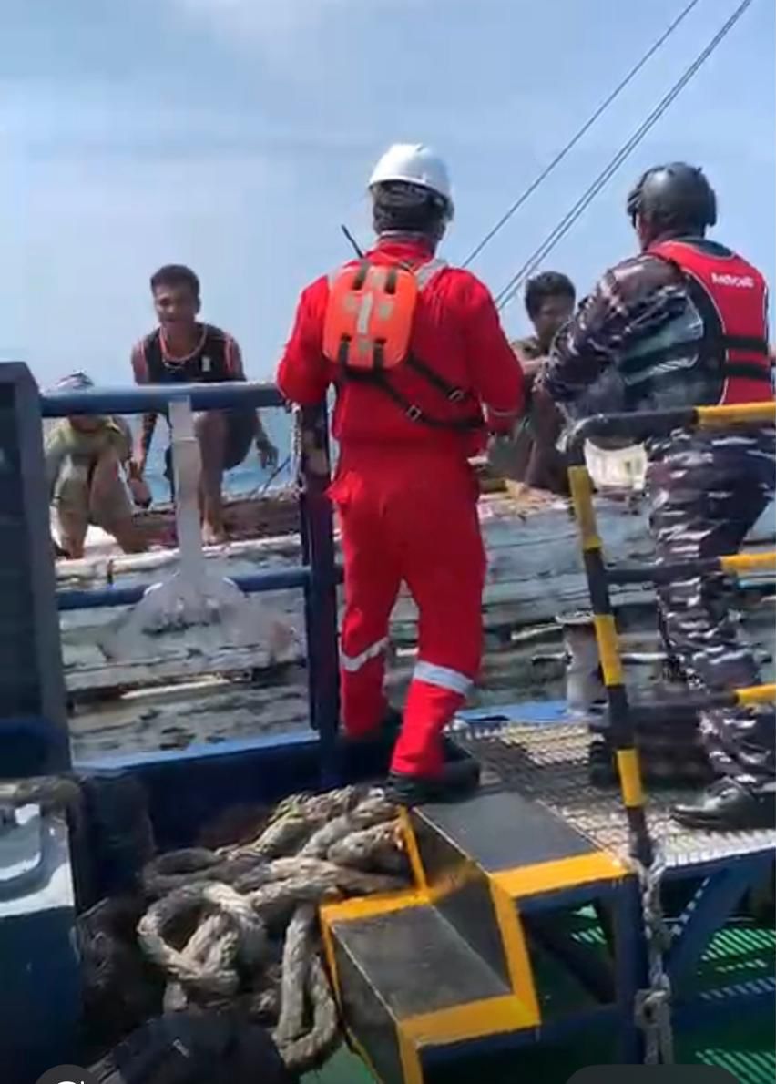 PHE WMO Berhasil Evakuasi 6 ABK KLM Sejarah Tirta Abadi yang Nyaris Tenggelam di Perairan Gresik
