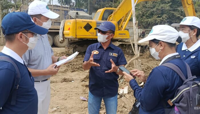 Yayasan Budha Tzu Chi Bantu Alat Berat Pembersihan Lumpur Kampung Kesehatan