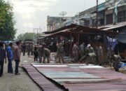 Satpol PP Langsa Tertibkan PKL Dan Robohkan Bangunan Liar