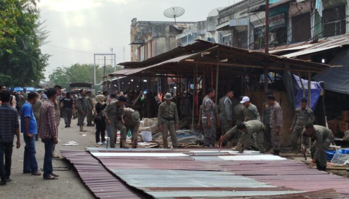Satpol PP Langsa Tertibkan PKL Dan Robohkan Bangunan Liar