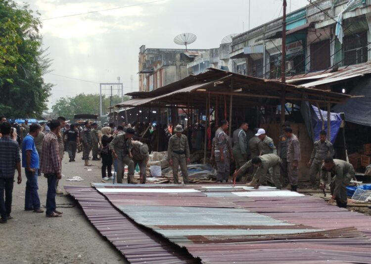 Satpol PP Langsa Tertibkan PKL Dan Robohkan Bangunan Liar