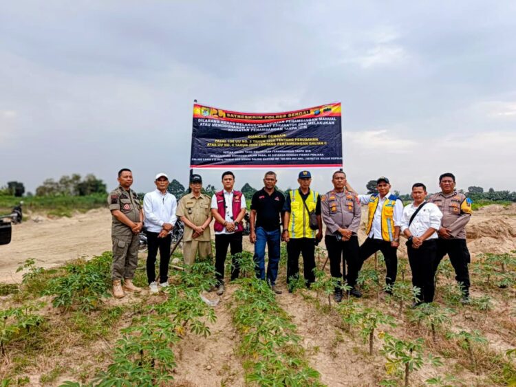 Pasang Spanduk, Wakapolres Sergai: Galian C Ilegal di Sungai Ular Akan Ditindak Tegas