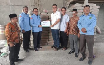 Kemenag Deliserdang dan KUA Pantai Labu Serahkan Bantuan Semen Pembangunan Sekolah Buddhis