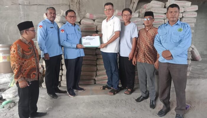 Kemenag Deliserdang dan KUA Pantai Labu Serahkan Bantuan Semen Pembangunan Sekolah Buddhis