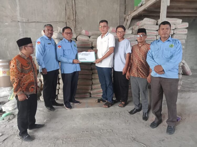 Kemenag Deliserdang dan KUA Pantai Labu Serahkan Bantuan Semen Pembangunan Sekolah Buddhis