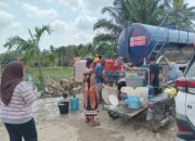 Pertamina EP Rantau Salurkan Air Bersih dan Bantuan Sembako Untuk Korban Banjir