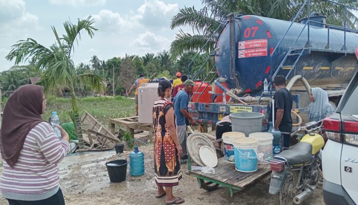 Pertamina EP Rantau Salurkan Air Bersih dan Bantuan Sembako Untuk Korban Banjir