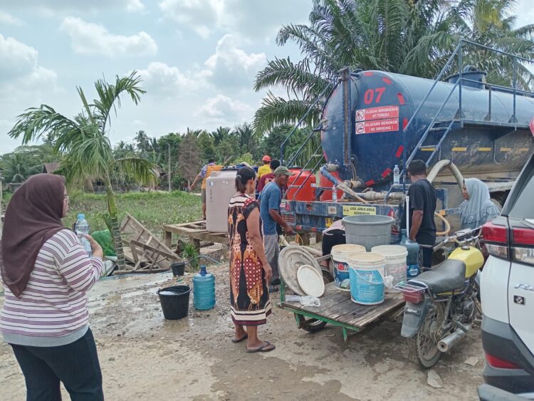 Pertamina EP Rantau Salurkan Air Bersih dan Bantuan Sembako Untuk Korban Banjir